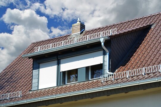 Neu gedecktes Dach mit Schneefang und verzinkter Metall-Dachrinne