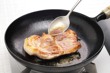 sauteed pork, galician chestnut pork collar.
Scoop the melted butter with a spoon and sprinkle it over the whole meat. This French cooking technique is called  "Arroser".