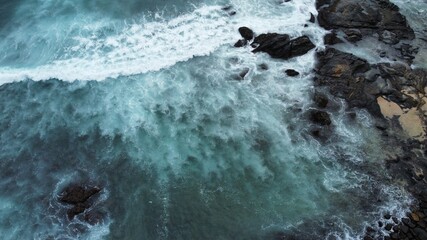 Krajobraz oceanu i fal rozbijających się na skałach.