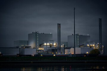 Müllheizkraftwerk im Magdeburger Stadtteil Rothensee am Ufer des Flusses Elbe am Abend