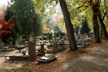 Polski cmentarz w czasie święta zmarłych.