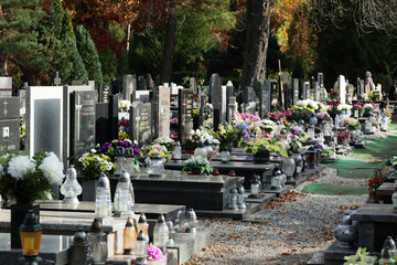 Polski cmentarz w czasie święta zmarłych.