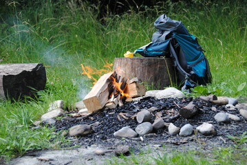 Rücksack am Stump, neben dem Feuer