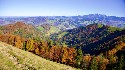 Schweizer Alpenlandschaft im Herbst
