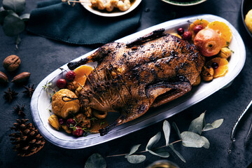 Köstlich angerichtetes Fleisch mit Beilagen auf rustikalem HIntergrund. Ente oder Gans auf einem Weihnachtstisch.