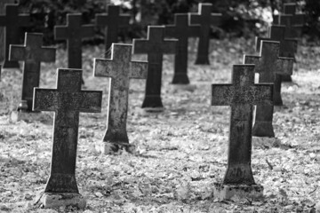Stary stalowy krzyż na cmentarzu z wojskowym z pierwszej wojny światowej czarno biały