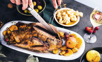 Köstlich angerichtetes Fleisch passend für ein weihnachtliches Abendessen. Weinachtstisch mit Entenbrust.