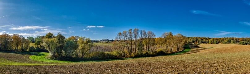 Weite Landschaft mit Äckern und Bauminseln am Rand des Naturschuitzgebiets "Grumsiner Forst" zwischen Zuchenberg und Gehegemühle - Panorama aus 7 Einzelbildern