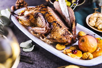 Köstlich angerichtetes Fleisch passend für ein weihnachtliches Abendessen. Weinachtstisch mit Entenbrust.