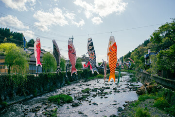 大分県竹田市直入町の長湯温泉街を流れる芹川の鯉のぼり