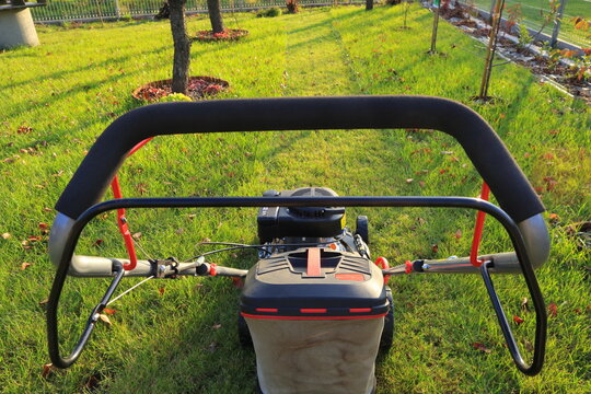 Kosiarka, koszenie trawy w ogrodzie. Lawnmower. mowing the grass.