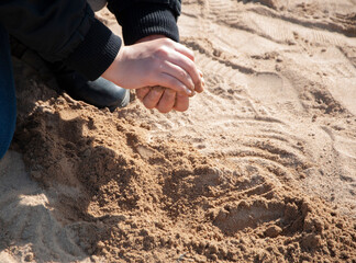 NIÑOS JUGANDO CON ARENA EN EL PARQUE, RODEADOS DE NATURALEZA Y AL AIRE LIBRE.
