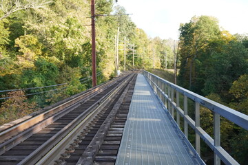 Obraz premium Railroad tracks crossing over a large bridge