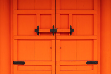 閉じられた朱塗の門