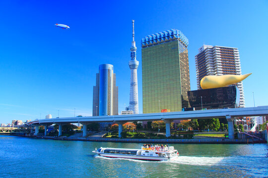 東京スカイツリーと飛行船と水上バス, 台東区,東京都