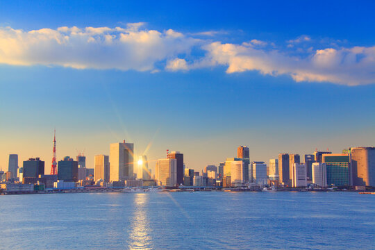 東京タワーと夕日に輝くベイエリアのビル群, 港区,東京都