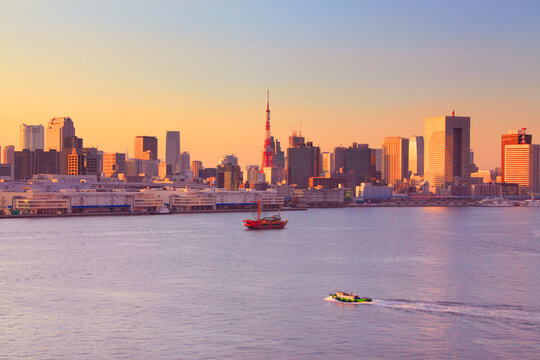 東京タワーとベイエリアのビル群と観光船,夕景, 港区,東京都