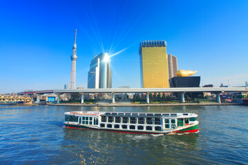 東京スカイツリーとビルに反射する太陽と遊覧船, 台東区,東京都