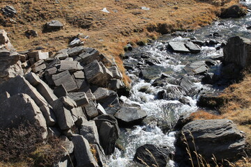 Rivière du lac Egorgeou dans le Queyras