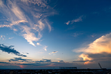 夕日に映る積乱雲と巻層雲