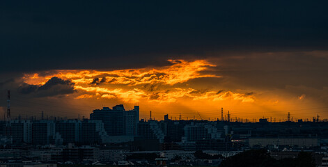 夕焼け雲と鉄塔
