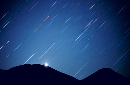 雌阿寒岳から昇る月と阿寒富士と星空, 足寄町,足寄郡,北海道