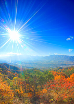紅葉と木曽駒ヶ岳など中央アルプスの山並みとと太陽の光芒, 箕輪町,上伊那郡,長野県