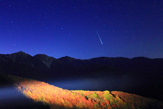 紅葉の樹林のライトアップと白馬岳など白馬三山と星空と流星, 白馬村,北安曇郡,長野県