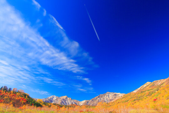紅葉の白馬岳など白馬三山と飛行機雲, 小谷村,北安曇郡,長野県