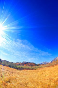 紅葉の白馬岳など白馬三山とミズバショウ湿原と太陽の光芒, 小谷村,北安曇郡,長野県
