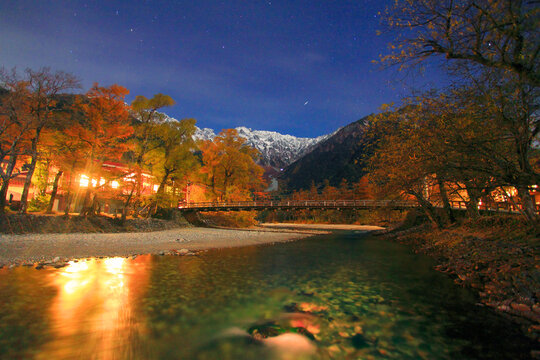 月夜の新雪と紅葉の穂高連峰と梓川の清流と河童橋と星空, 松本市,長野県
