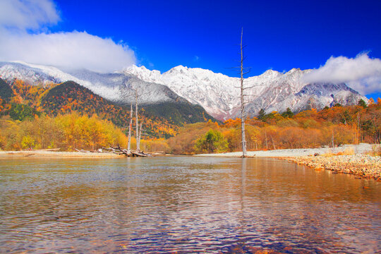 新雪と紅葉の大正池と穂高連峰, 松本市,長野県
