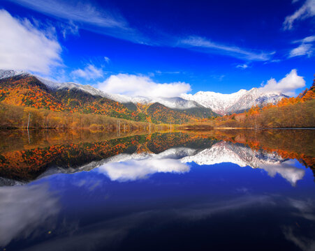 紅葉の大正池と水鏡の新雪の穂高連峰, 松本市,長野県