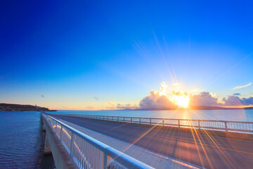 古宇利大橋と朝日の光芒, 名護市,沖縄県
