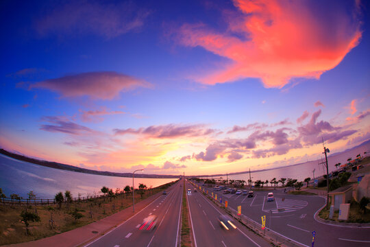 ロードパークの歩道橋上から望む本島側の海中道路と夕焼け, うるま市,沖縄県