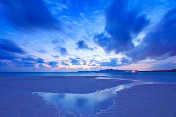 はての浜の渚と久米島と流れる雲,夕景, 久米島町,島尻郡,沖縄県