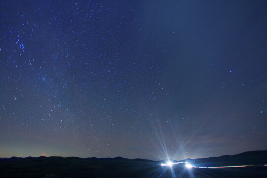 桂木山などの山並みと星空とカルストロードの自動車の軌跡, 日本,美祢市,山口県