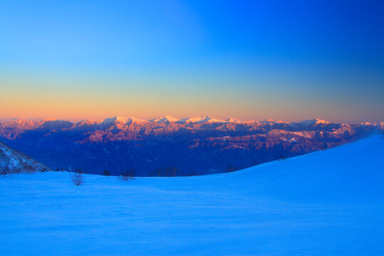 千畳敷カールの雪原と南アルプスと富士山などの山並みの夕景, 甲信越,駒ヶ根市,長野県