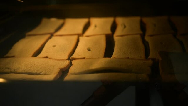 crispy bread during oven timelapse 4k