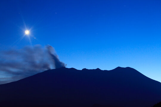 薄暮の噴火する御嶽山と三日月, 日本,長野県,木曽郡,木曽町