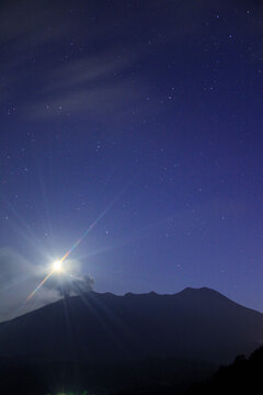 薄暮の噴火する御嶽山と月と星空, 日本,長野県,木曽郡,木曽町