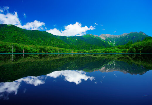 水鏡の大正池と穂高連峰, 甲信越,長野県,松本市