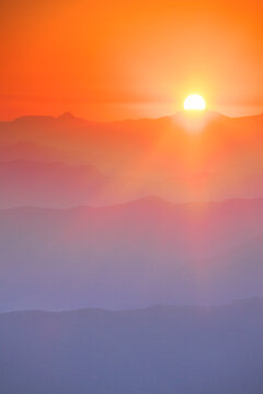 横手山から昇る朝日と山並み, 千曲市,長野県