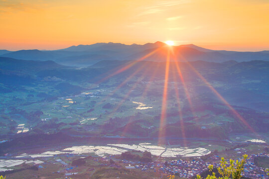 八甲田山と田園と朝日の光芒, 大鰐町,南津軽郡,青森県