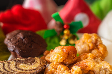 クリスマスのチキンとお菓子