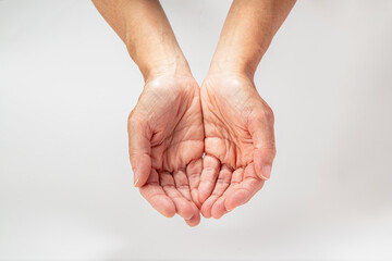 Mãos vazias estendidas em forma de concha, como se pedisse ou estivesse prestes a receber algo,...