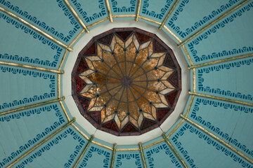 symmyetrical pattern on ceiling 