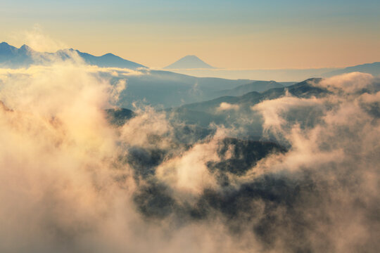 朝の雲海と富士山と八ケ岳連峰遠望, 日本,長野県,松本市