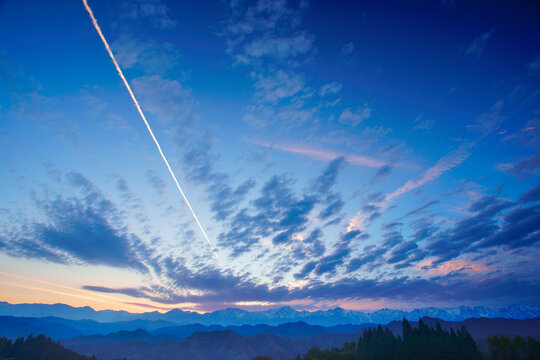 仁科三山と白馬連峰など北アルプスと夕焼けの飛行機雲と秋空, 日本,長野県,上水内郡,小川村