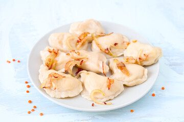 Gekochte Maultaschen mit Zwiebeln